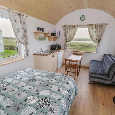 The Snuggly Sheep Shepherd Hut Farm Stay Балишанън Екстериор снимка