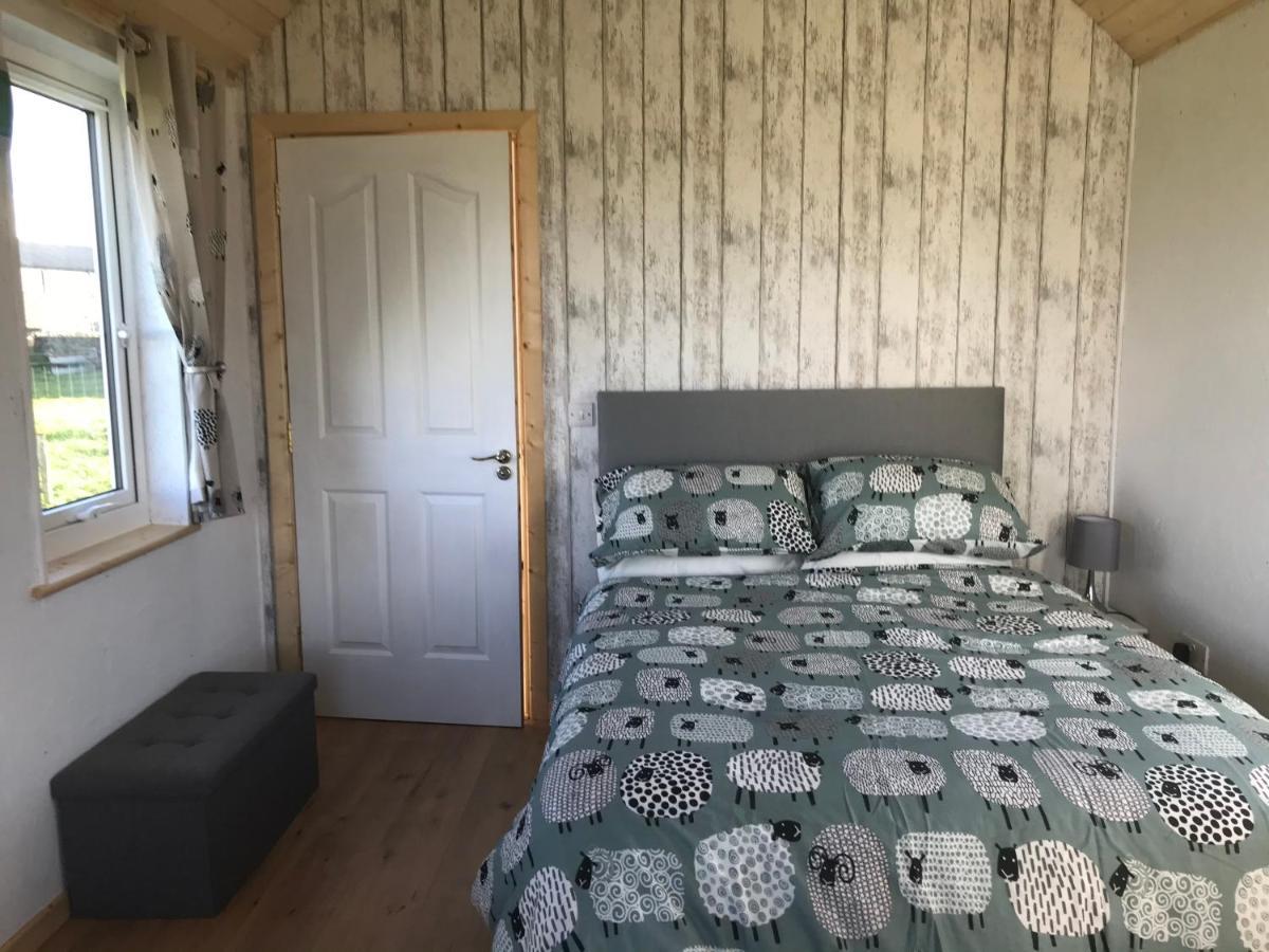 The Snuggly Sheep Shepherd Hut Farm Stay Балишанън Екстериор снимка