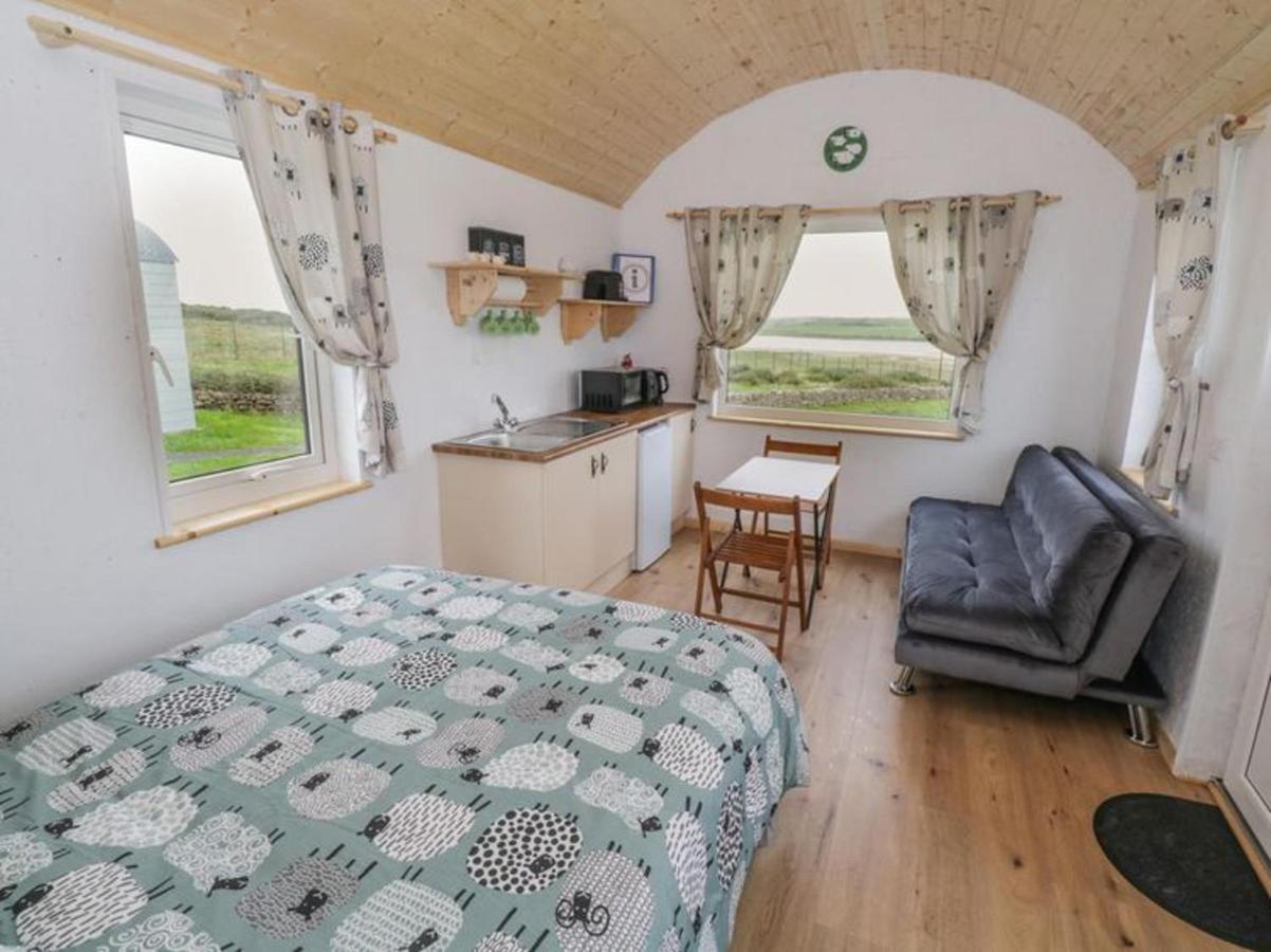 The Snuggly Sheep Shepherd Hut Farm Stay Балишанън Екстериор снимка