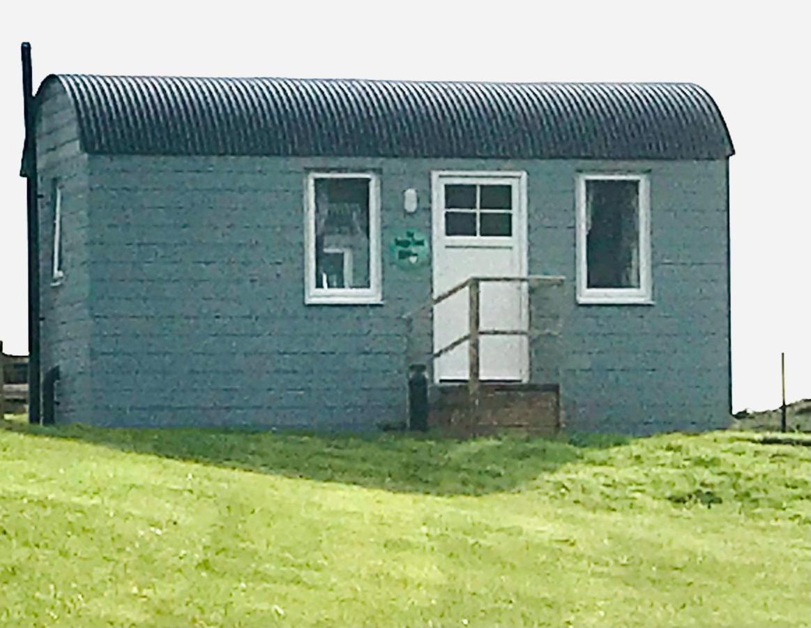 The Snuggly Sheep Shepherd Hut Farm Stay Балишанън Екстериор снимка